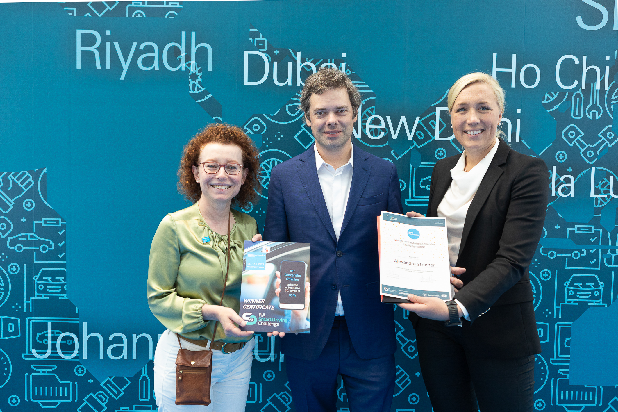 From left to right: Sarah Lindsey (Director Business Development  Mobility & Logistics, Messe Frankfurt Exhibition GmbH), Alexandre Stricher (winning driver), Johanna Forseke (Chief Business Officer, Greater Than)