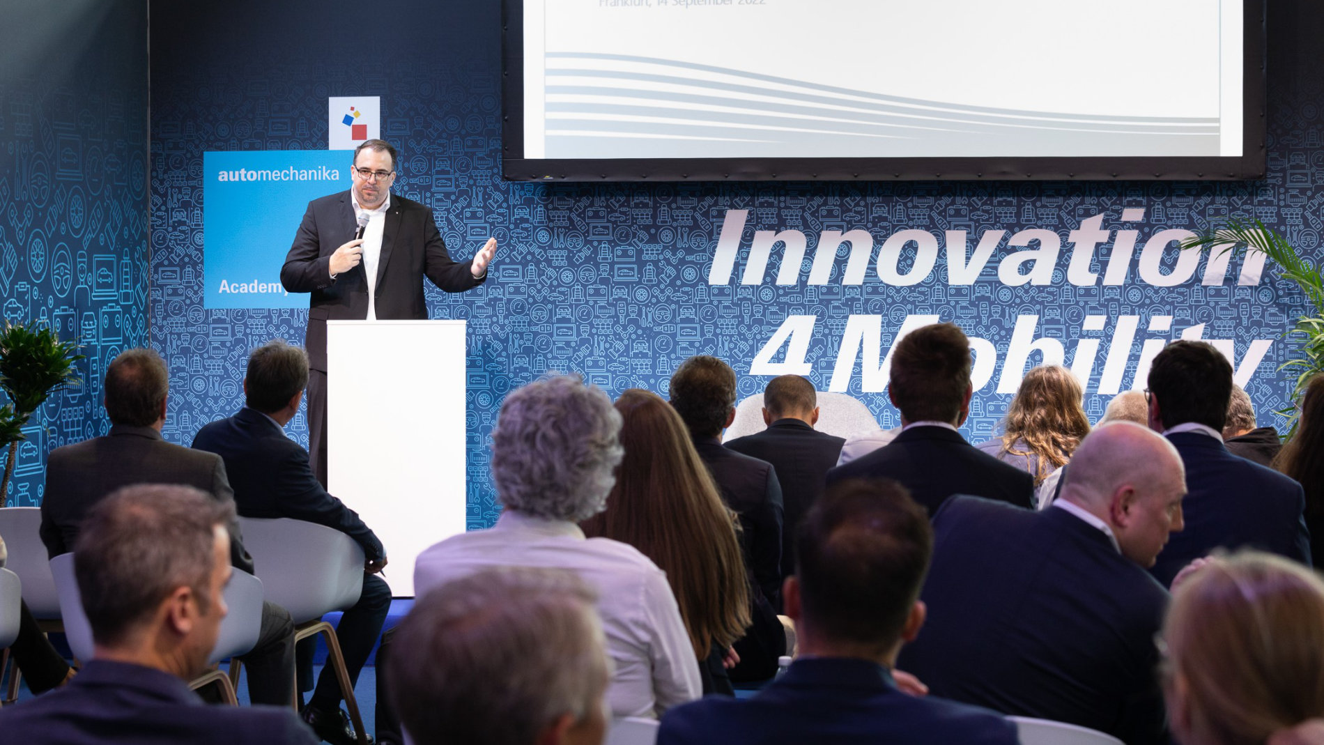 Mann hält einen Vortrag bei Innovation 4 Mobility