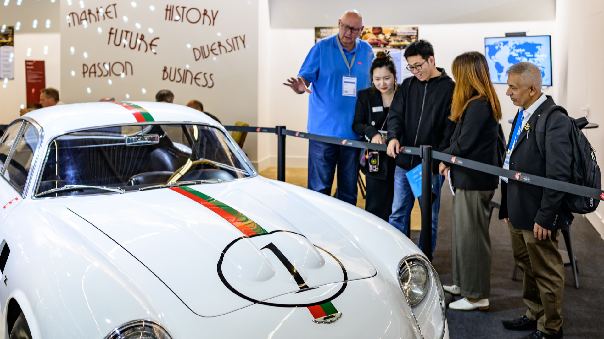 Jürgen Book mit Besucher der Automechaniker