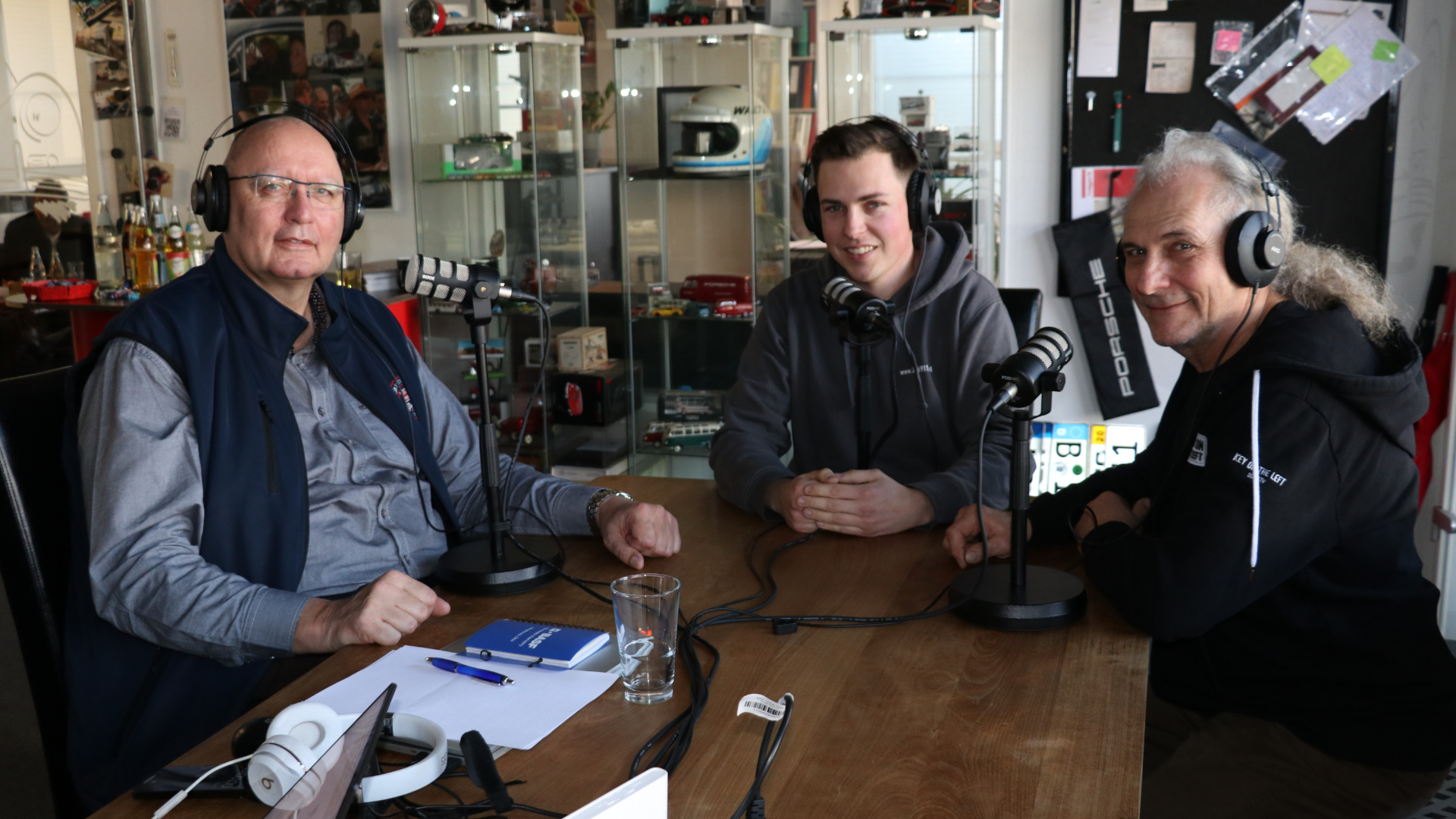 Personen beim Podcast-Aufzeichnung