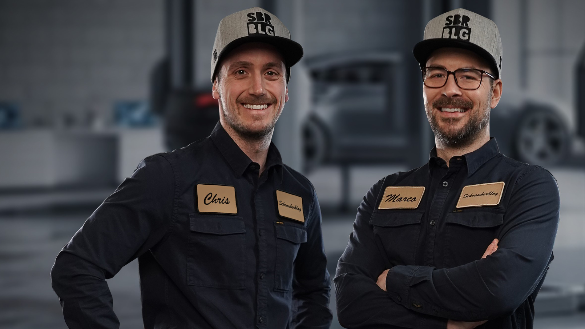 2 Männer in der Auto-Werkstatt