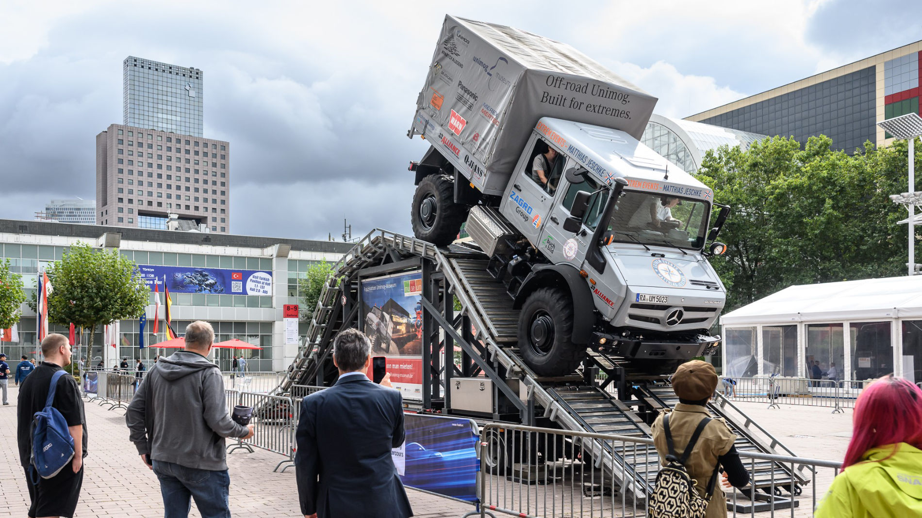 Offroad-Lkw fährt Rampe vor Zuschauern