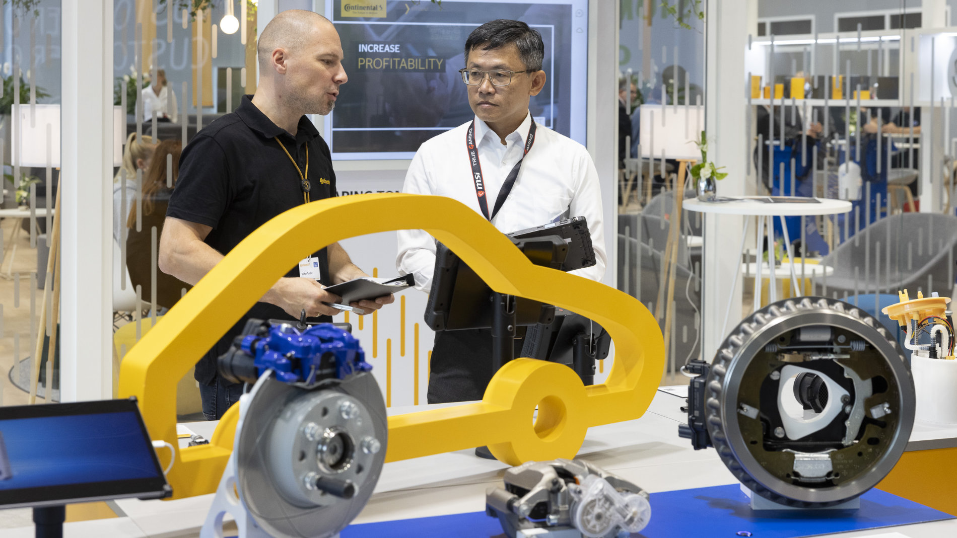 Fachgespräch an Automotive-Komponenten-Stand
