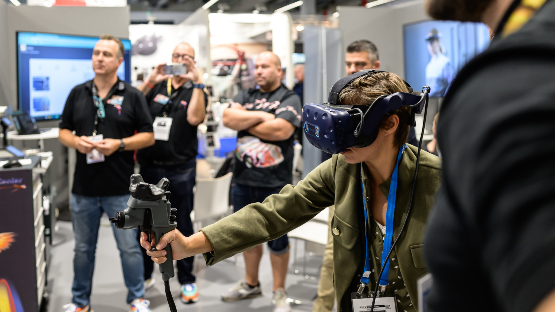 Person nutzt Virtual-Reality-Brille am Messestand