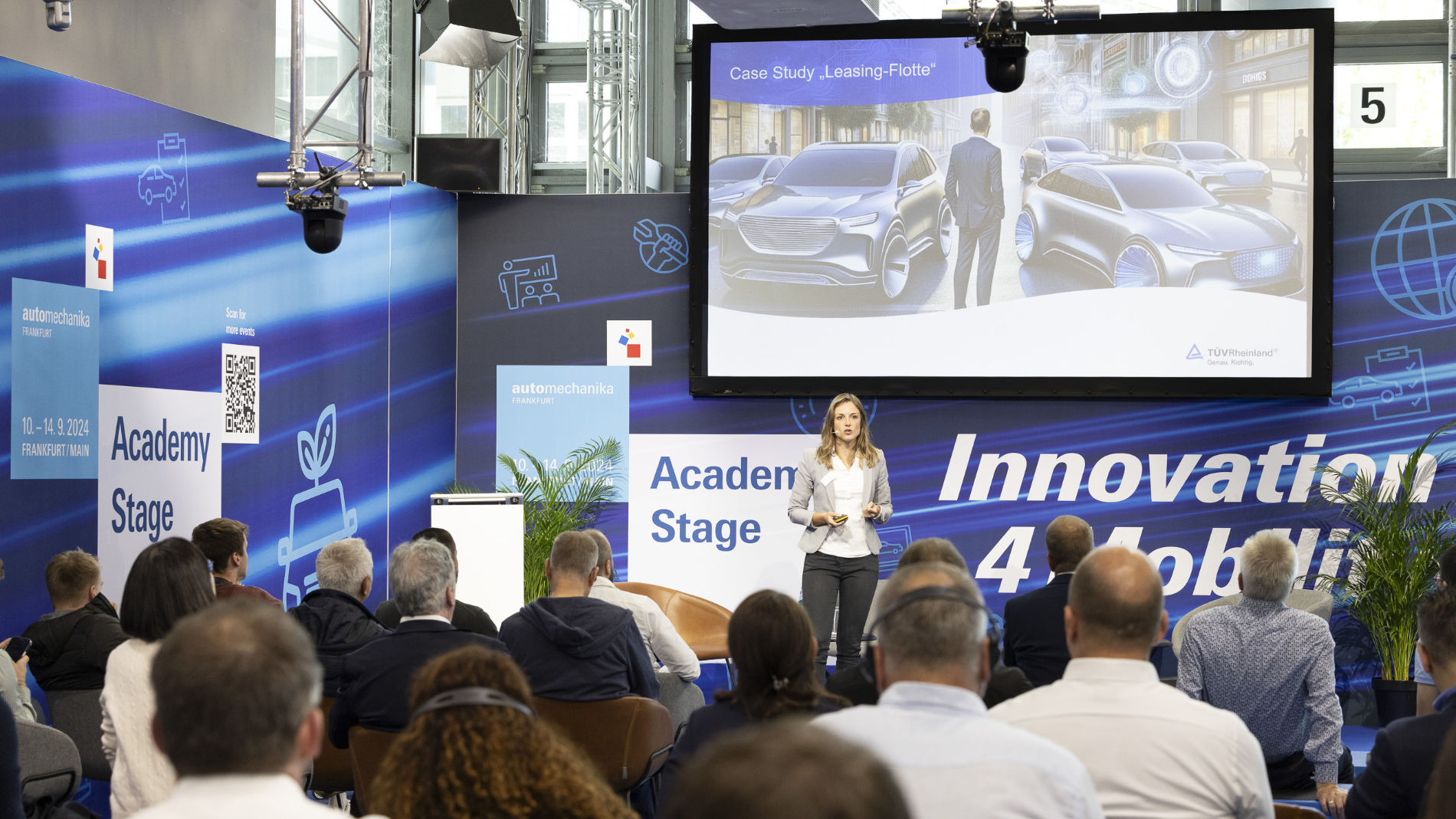 Vortrag auf Academy Stage vor Publikum