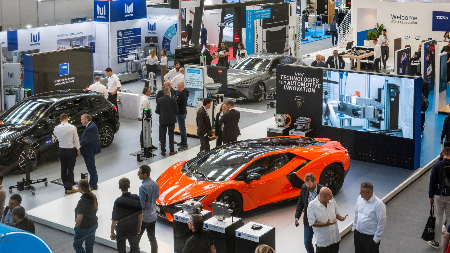 Automobilmesse mit Sportwagen und Besuchern