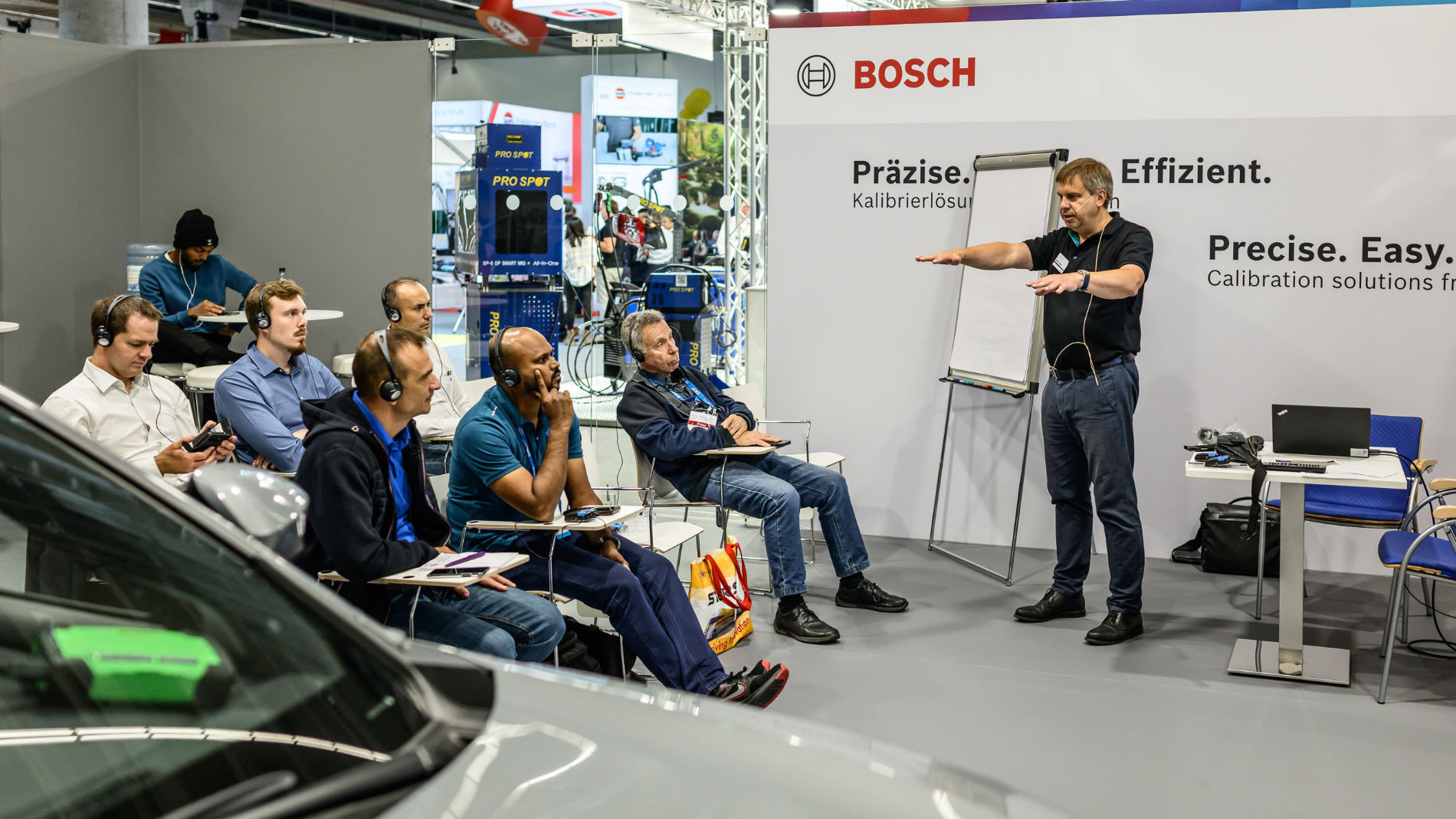 Bosch Präsentation mit Zuhörern auf Messe