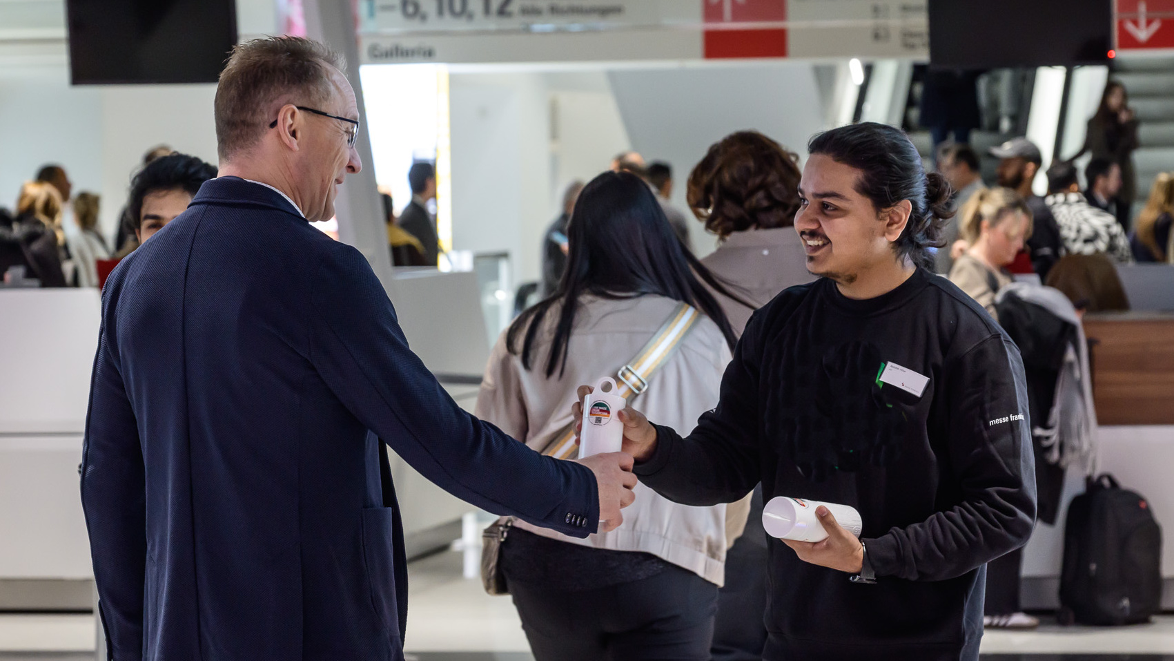 Automechanika Besucher mit einer Wasserflasche