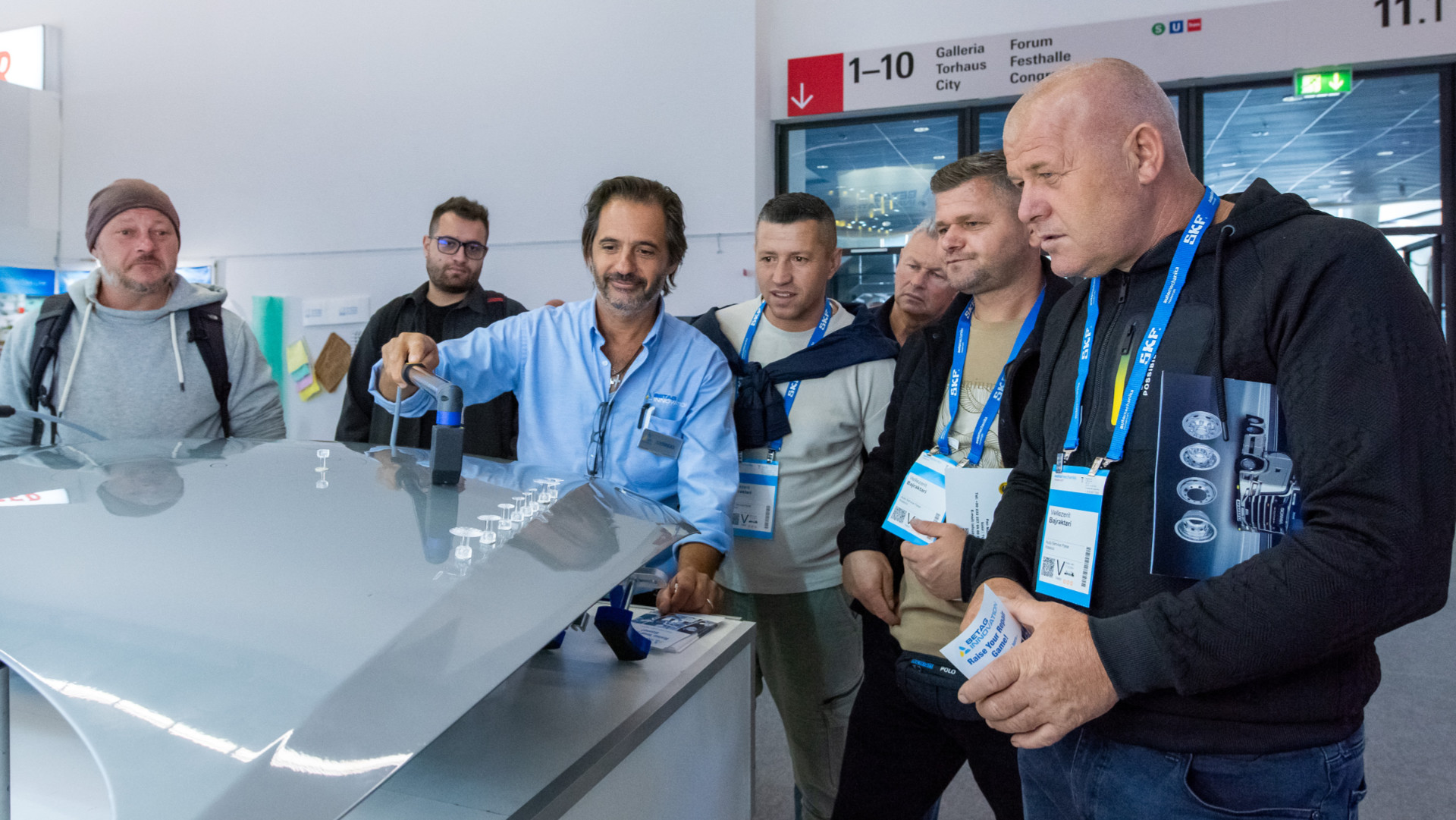 Automechanika Besucher mit Lanyards