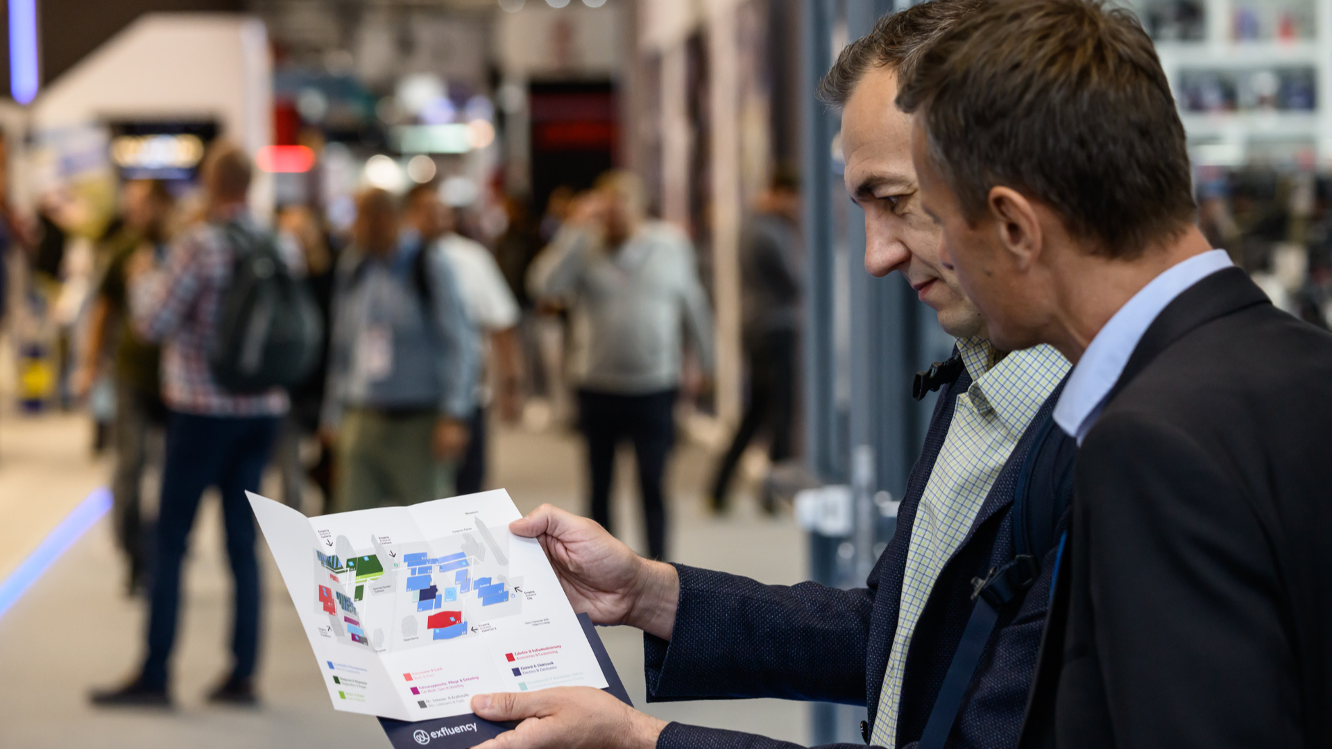 Automechanika Besucher mit einem Quickfinder