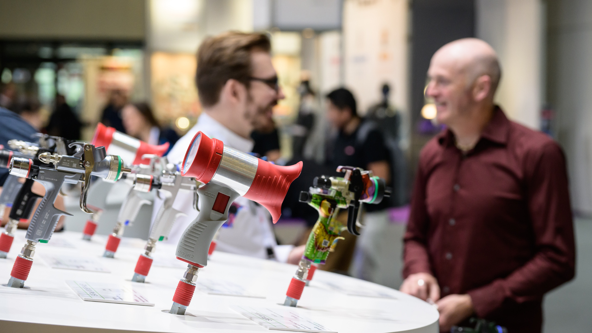 Aussteller und Besucher vor Paint Produkte auf der Automechanika