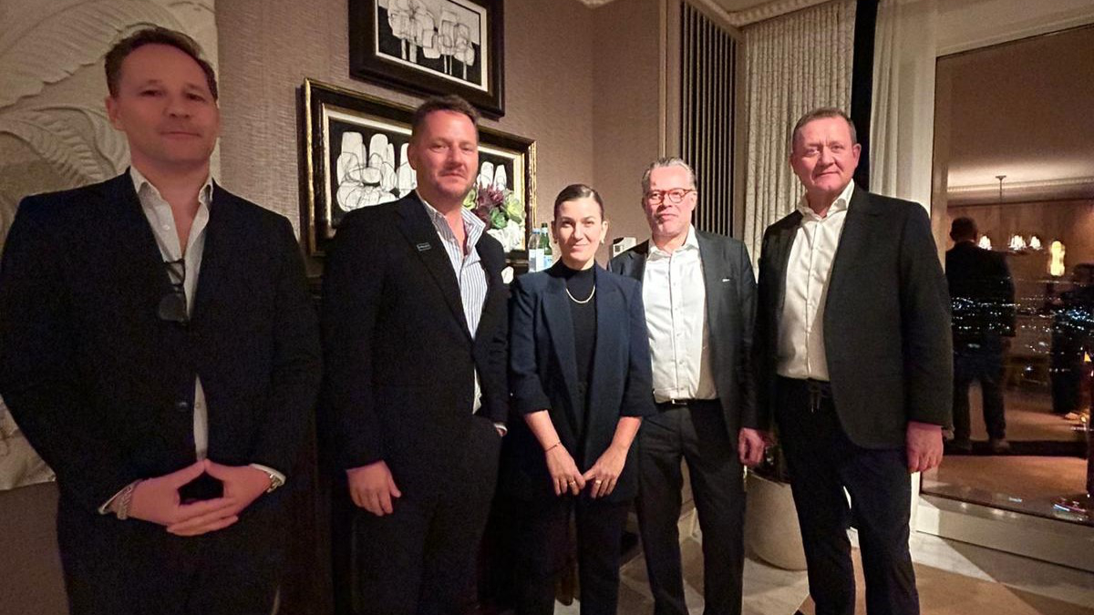 Personen stehen im Halbkreis