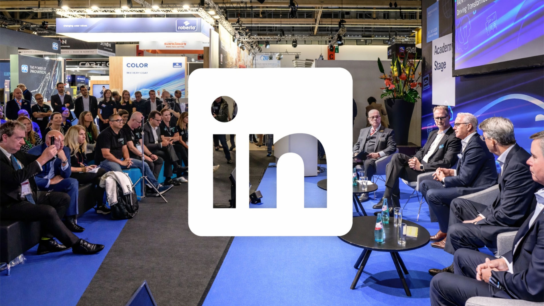 Podiumsdiskussion auf Industriemesse mit Publikum