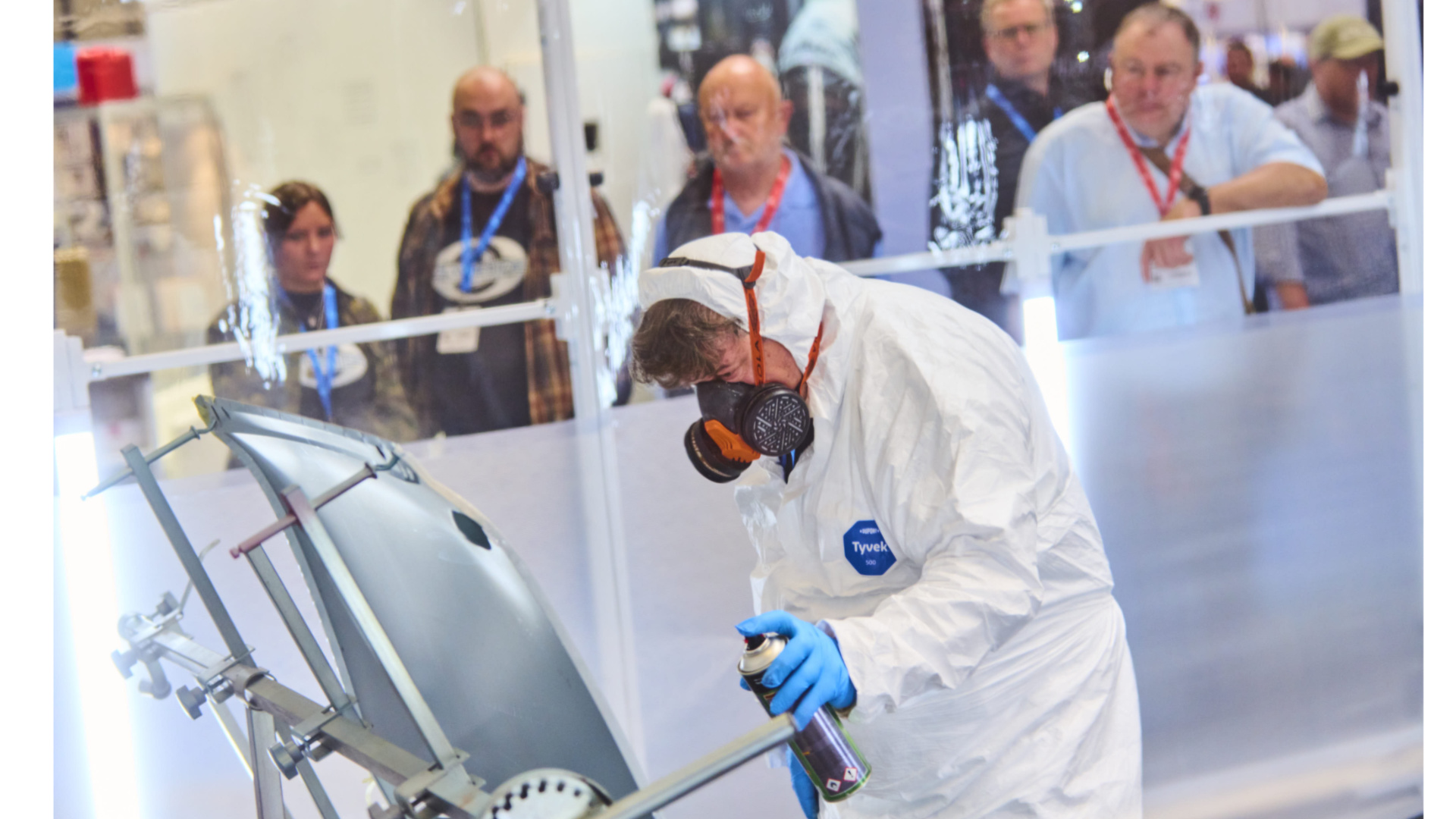Autolackier am Messestand