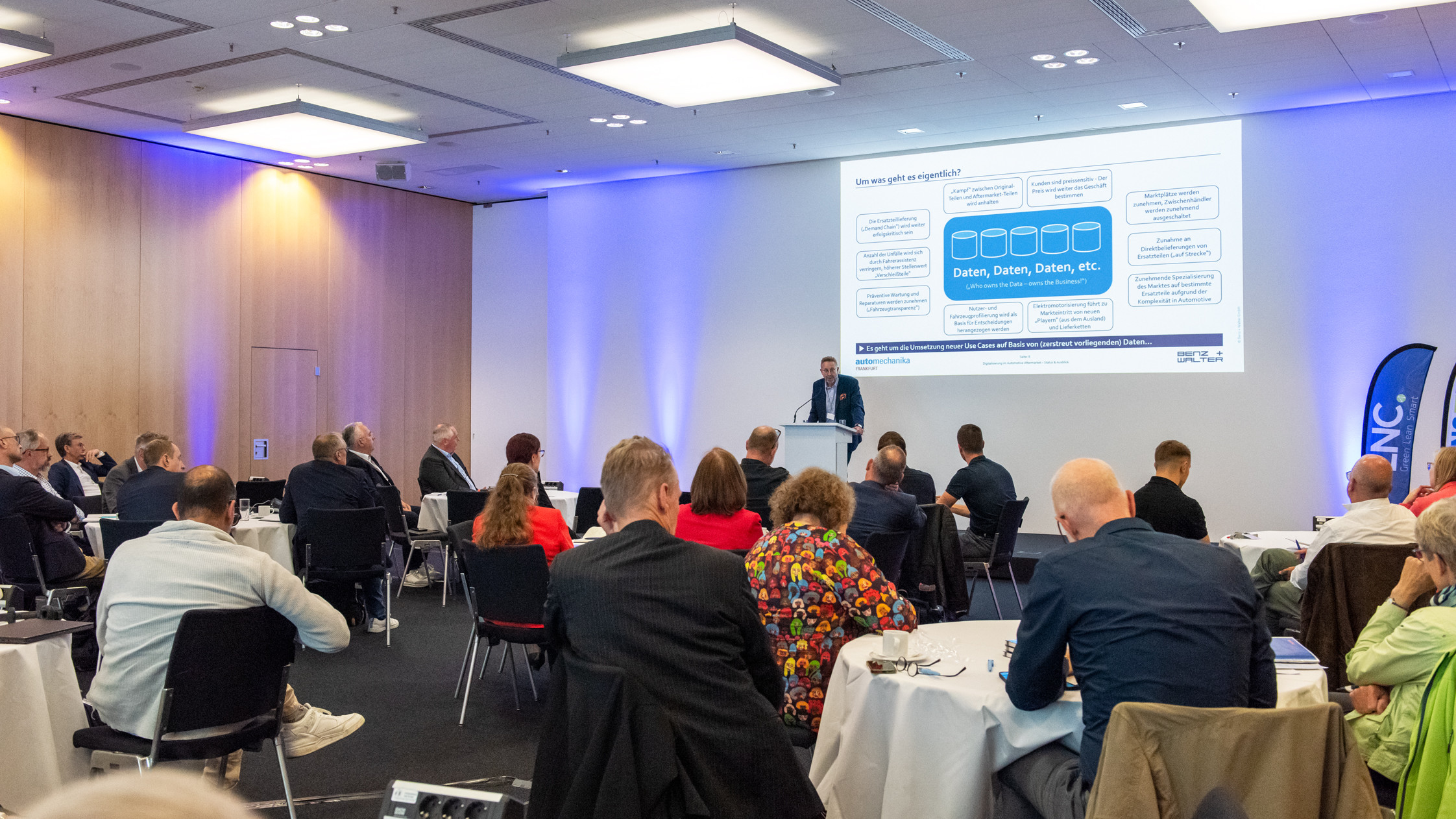 Personen bei der Diskussion