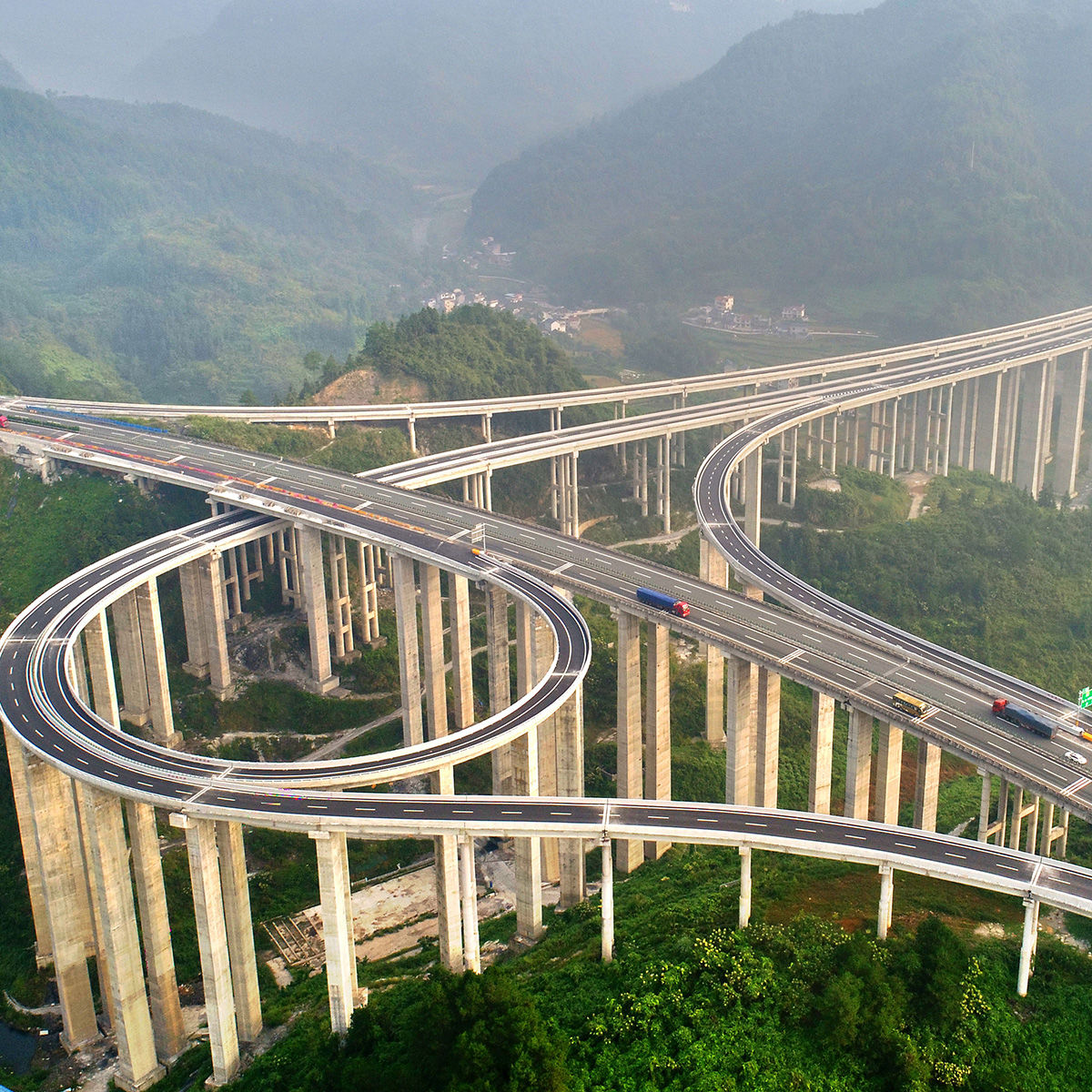 Aerial view of the Yongshun-Jishou (Yongji) Expressway Shijiazhai Interchange in central China's Hunan province, 15 September 2017.The Yongzhou-Jishou Expressway, part of the provincial "seven vertical and nine horizontal" expressways network, is of great importance in northwest Hunan. It is a four-lane highway, with the main line being 84.56 km in length.
