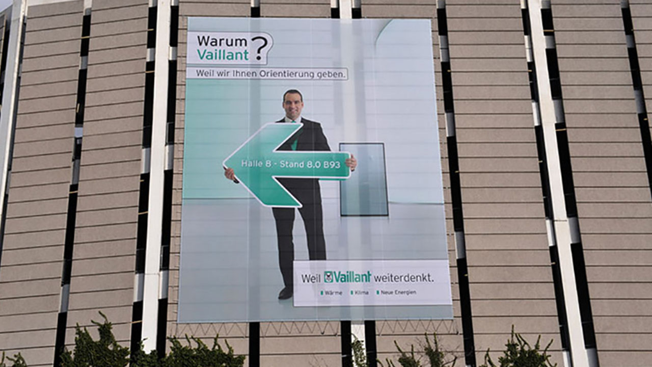 Megaposter an einer Messehalle