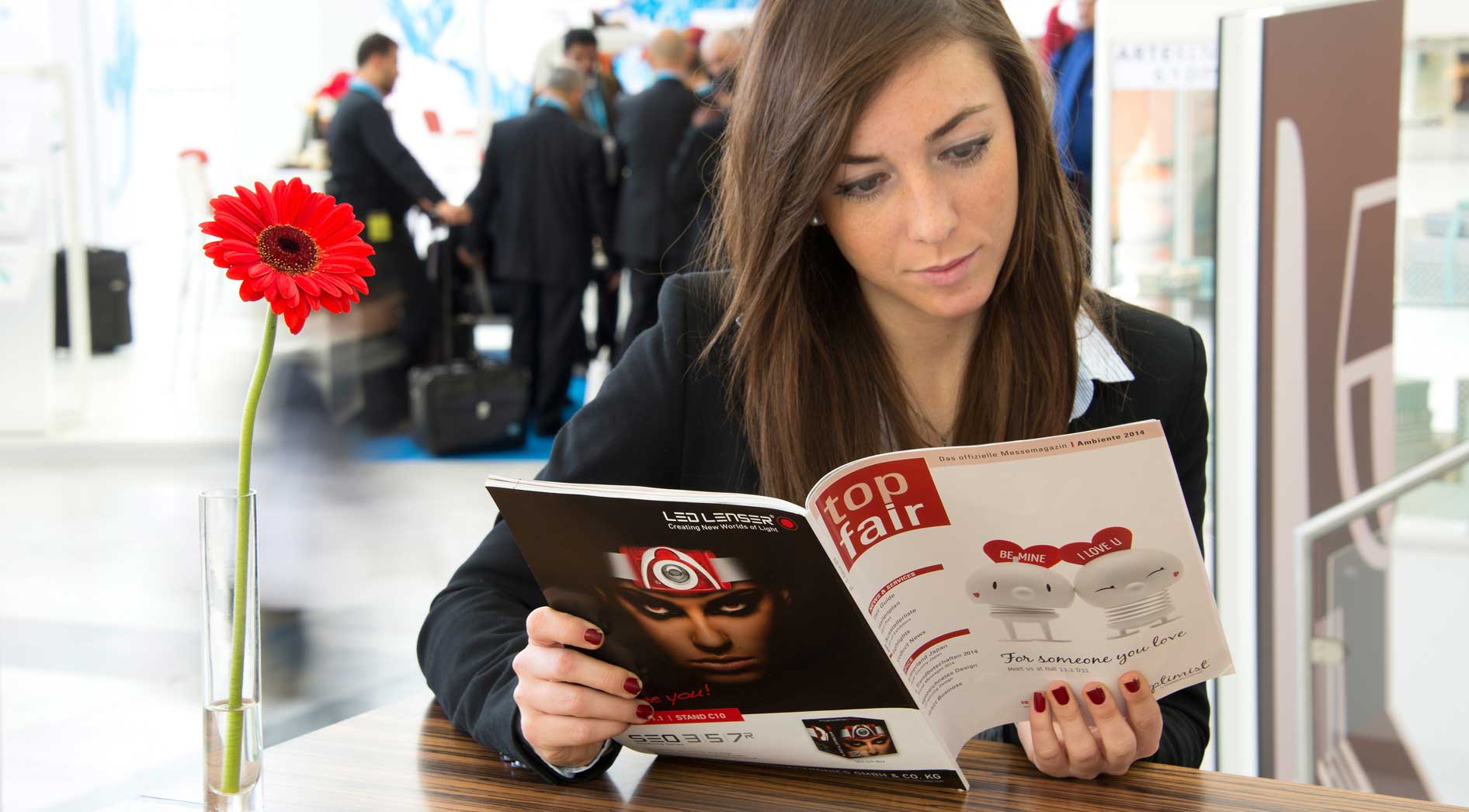 Messebesucherin liest Top Fair auf der Messe Frankfurt